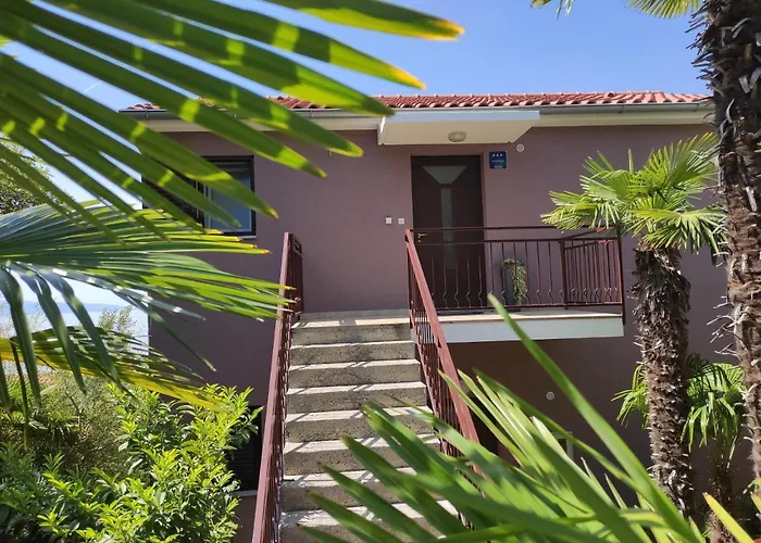 Lamia Na Uzvisini S Pogledom Na Rijeka